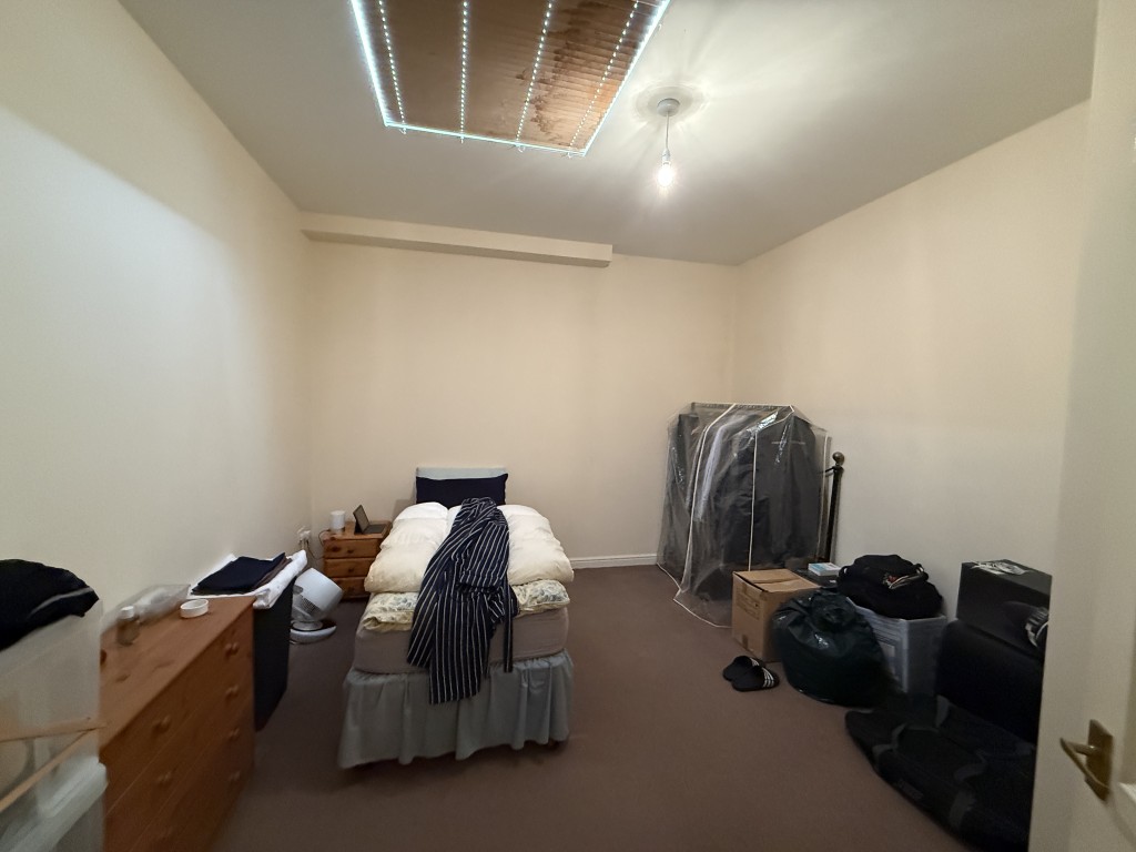 Lot: 47 - MIXED RESIDENTIAL AND COMMERCIAL TOWN CENTRE INVESTMENT - Flat 1 bedroom with skylight window